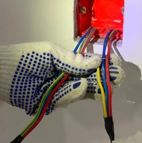 電熱水器除了空氣開關(guān)、隔電墻還要注重這四處