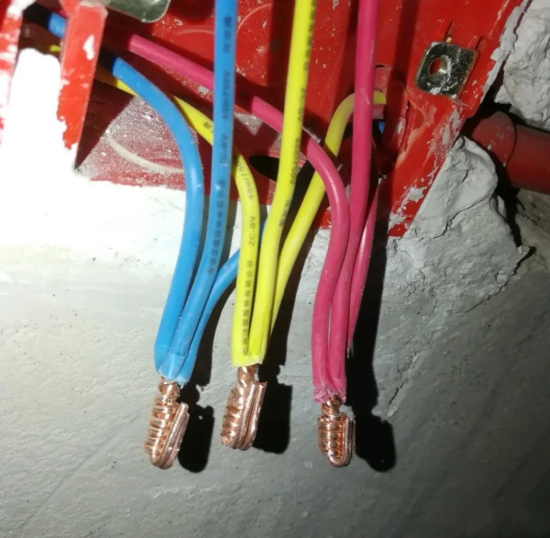 電熱水器除了空氣開關(guān)、隔電墻還要注重這四處