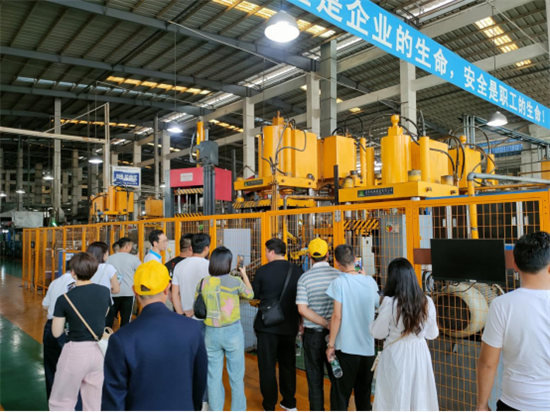 攜手共赴 熱烈歡迎貴州遵義核心經(jīng)銷商回格美淇總部參觀學(xué)習(xí)